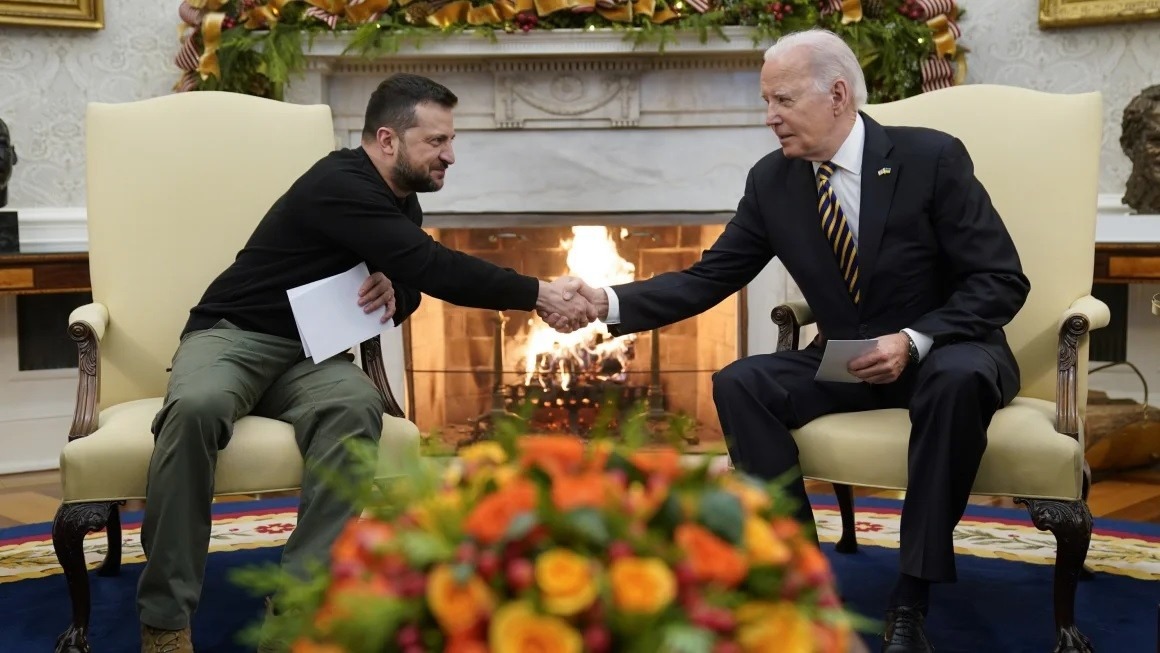 Ảnh thế giới 7 ngày qua: Ông Joe Biden và Zelensky hội đàm, binh sĩ Ukraine điều khiển UAV cảm tử - Ảnh 2.