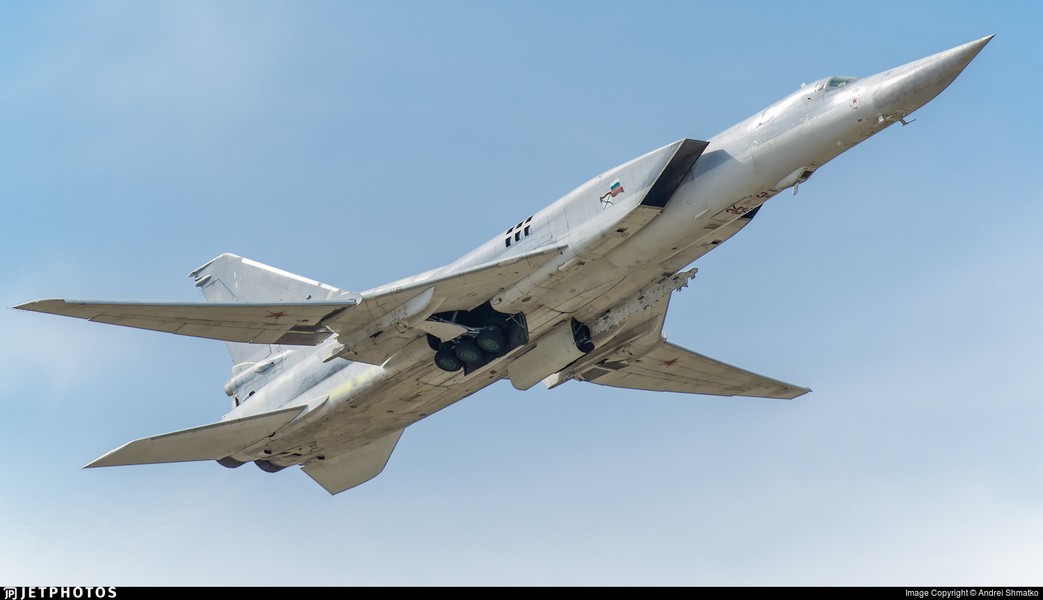 Oanh tạc cơ Tu-22M3 Nga thực hiện màn biểu dương lực lượng chưa từng có - Ảnh 4.