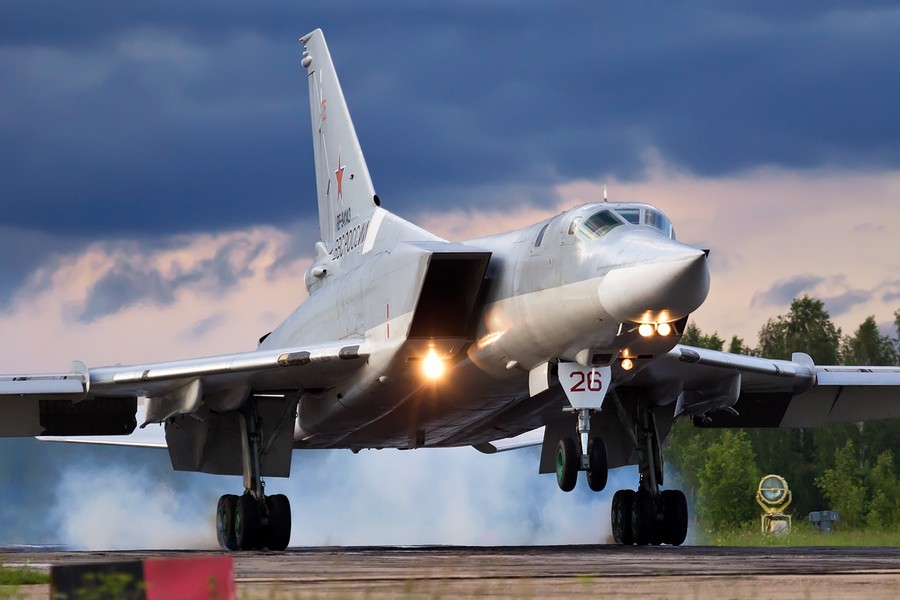 Oanh tạc cơ Tu-22M3 Nga thực hiện màn biểu dương lực lượng chưa từng có - Ảnh 8.