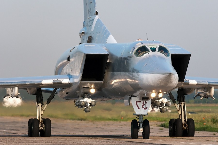 Oanh tạc cơ Tu-22M3 Nga thực hiện màn biểu dương lực lượng chưa từng có - Ảnh 9.