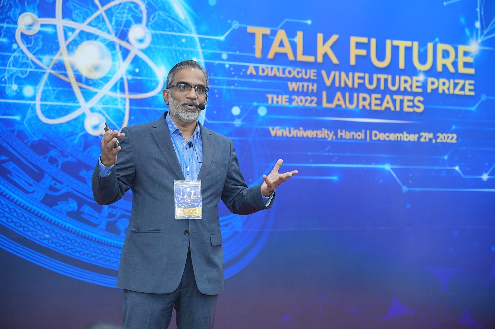 GS. Thalappil Pradeep, Chủ nhân Giải Đặc biệt VinFuture 2022 dành cho các nhà khoa học đến từ quốc gia đang phát triển, Giáo sư đầu ngành và Giáo sư Khoa Hóa học tại Học viện Deepak Parekh (Ảnh: VinFuture).