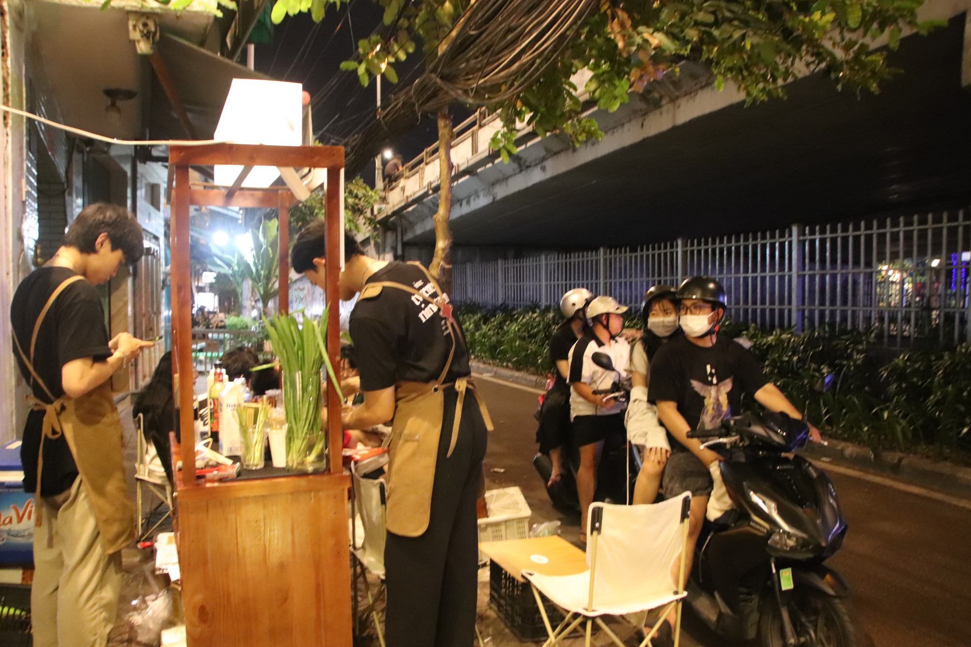 Bán cà phê đựng trong ống tre, mỗi ngày ông chủ GenZ ở Sài Gòn tất bật pha gần 250 ly  - Ảnh 5.
