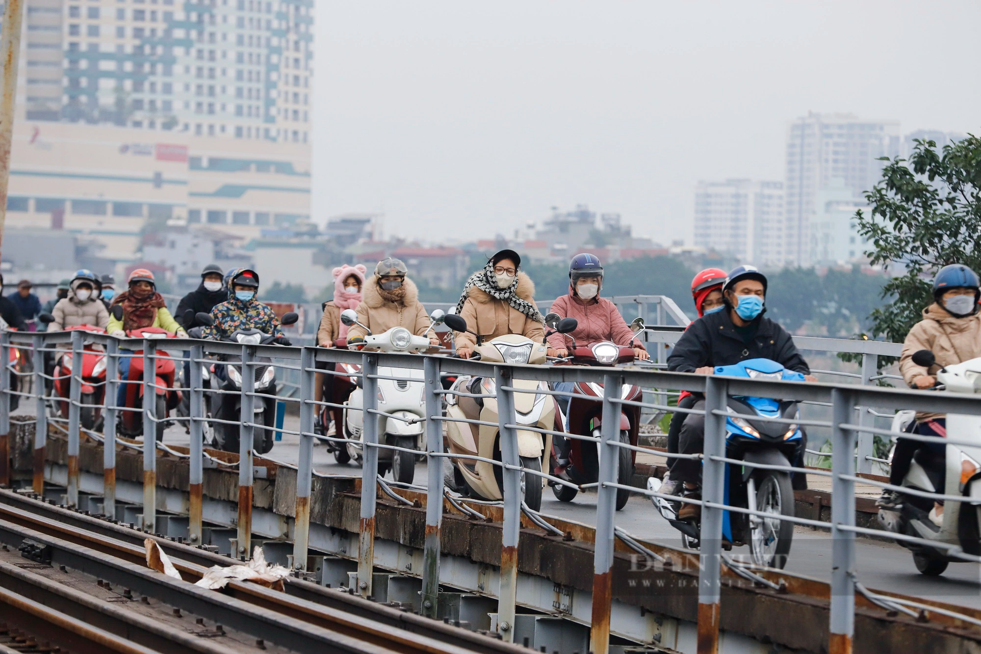 Người dân chật vật vượt gió rét đi qua cây cầu trăm tuổi ở Hà Nội- Ảnh 2.