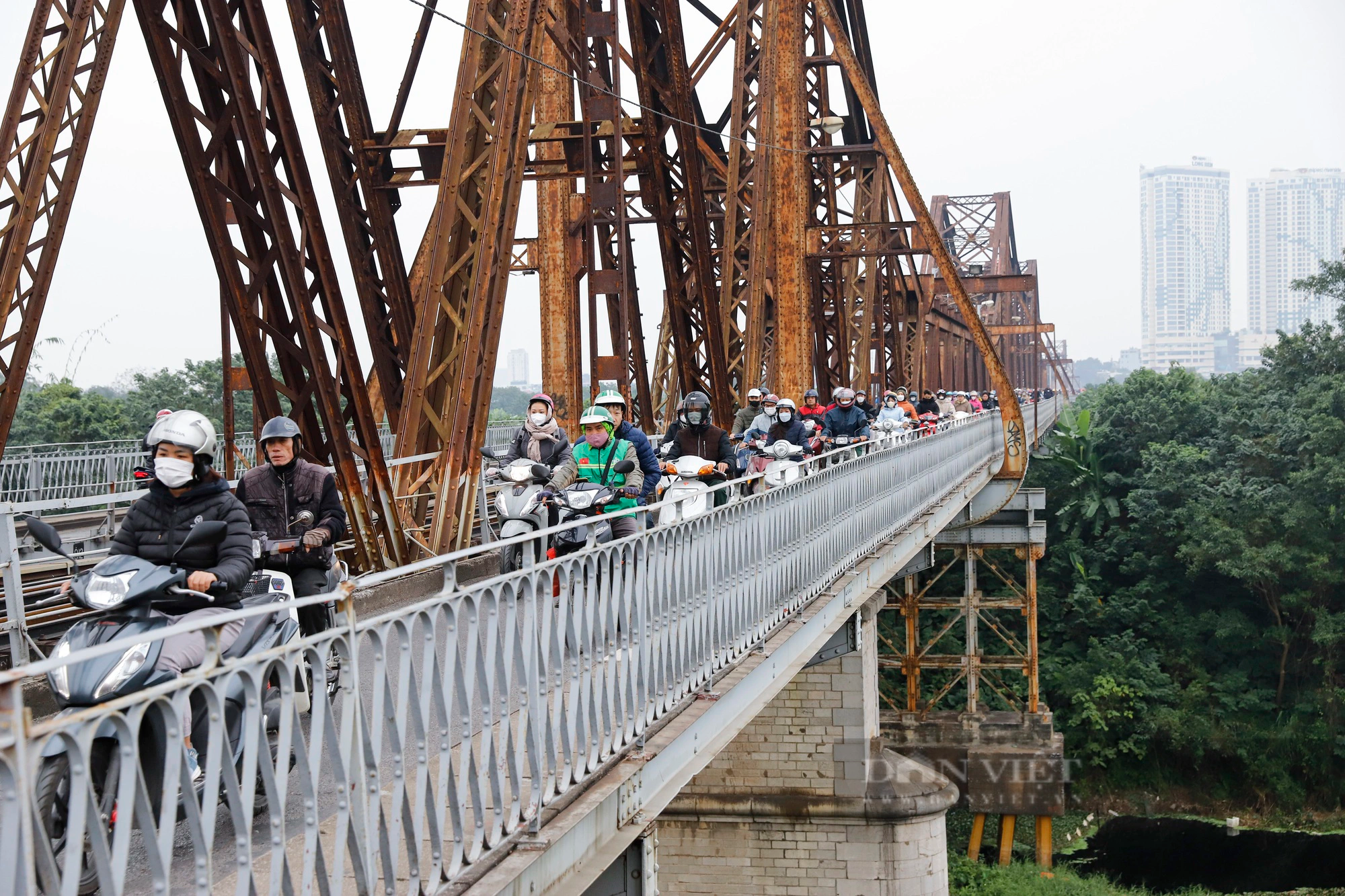 Người dân chật vật vượt gió rét đi qua cây cầu trăm tuổi ở Hà Nội- Ảnh 7.