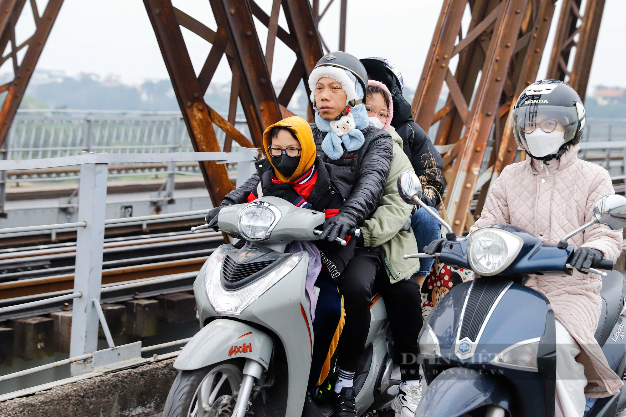 Người dân chật vật vượt gió rét đi qua cây cầu trăm tuổi ở Hà Nội- Ảnh 10.
