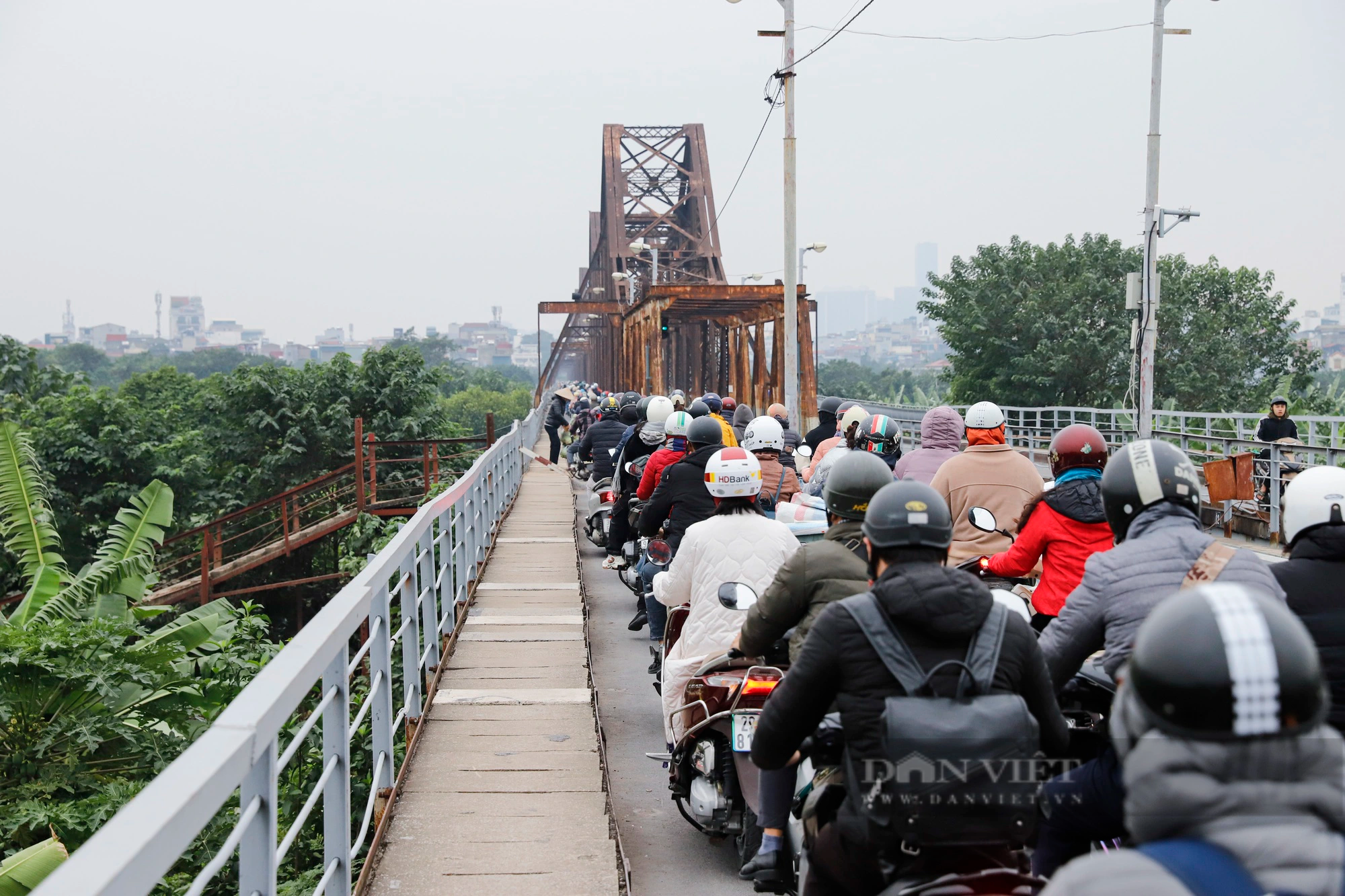 Người dân chật vật vượt gió rét đi qua cây cầu trăm tuổi ở Hà Nội- Ảnh 12.