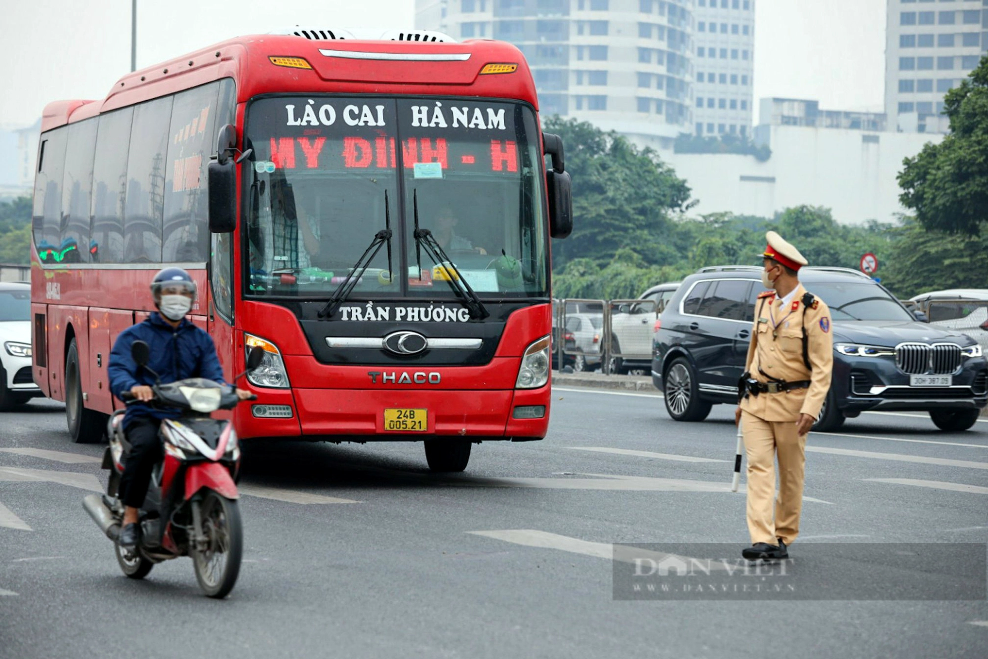 CSGT Hà Nội xử lý hàng loạt xe đón khách sai quy định - Ảnh 1.