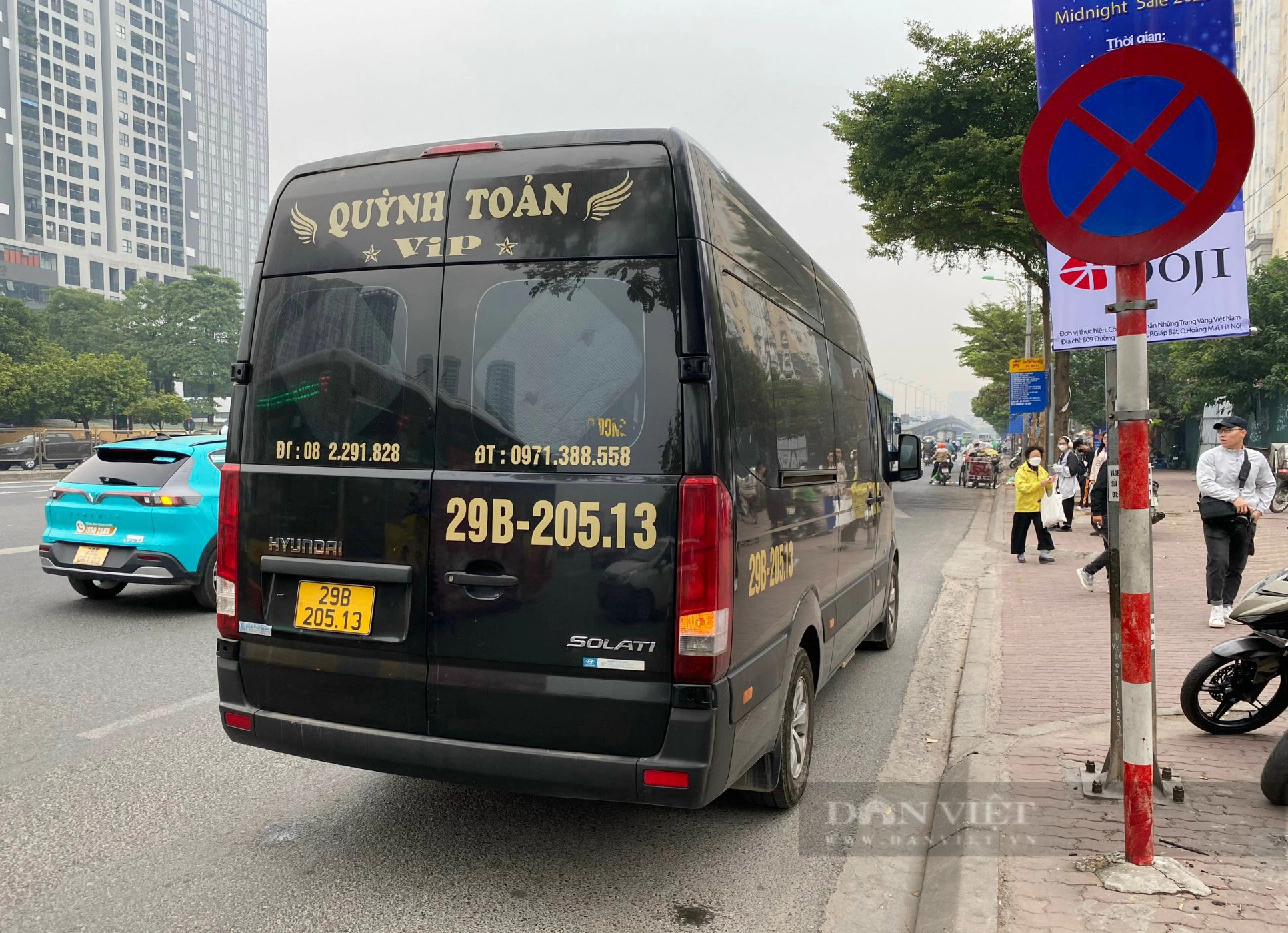 CSGT Hà Nội xử lý hàng loạt xe đón khách sai quy định - Ảnh 2.
