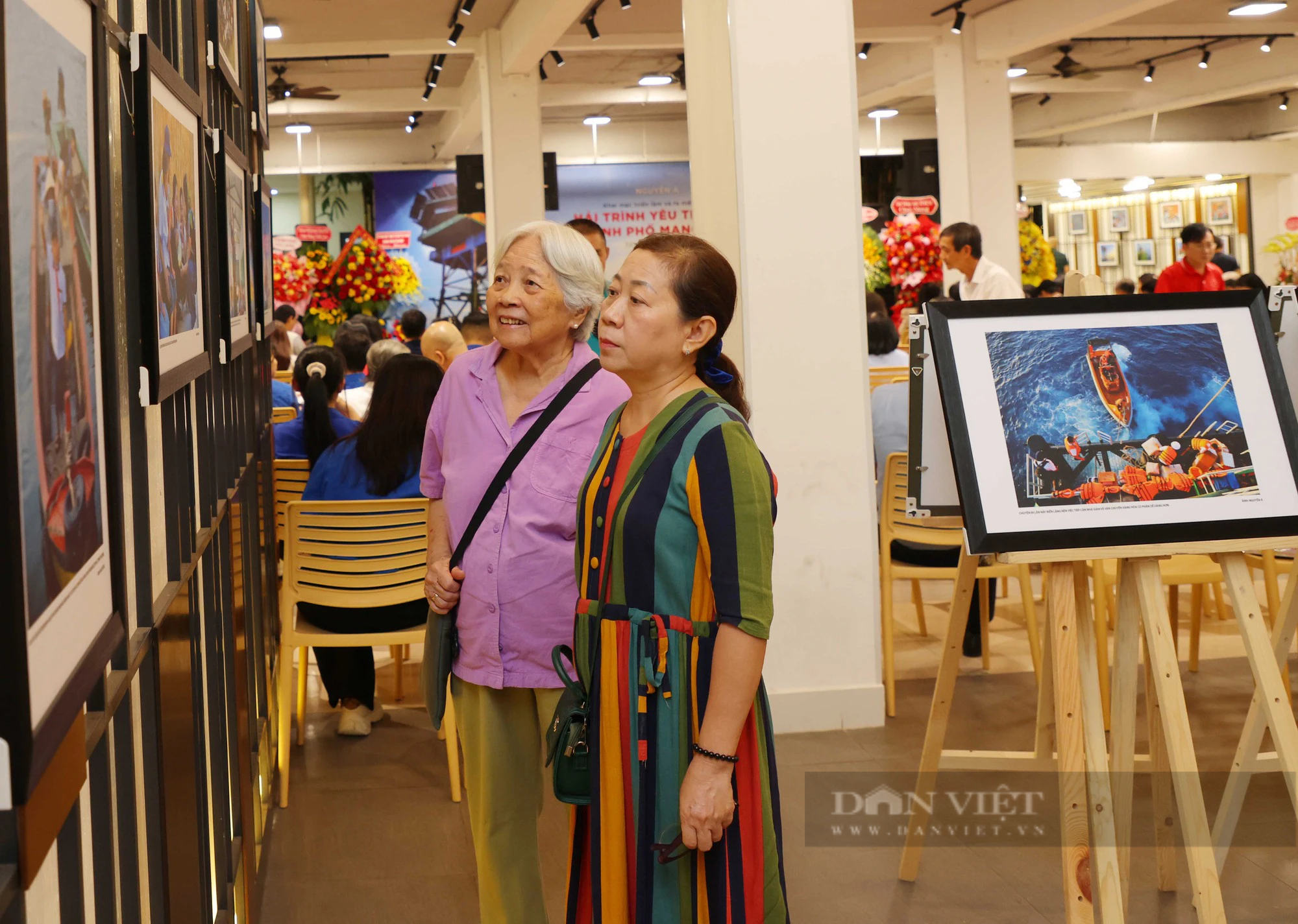 Nhiếp ảnh gia Nguyễn Á ra mắt sách ảnh “Hải trình yêu thương từ Thành phố mang tên Bác” - Ảnh 3.