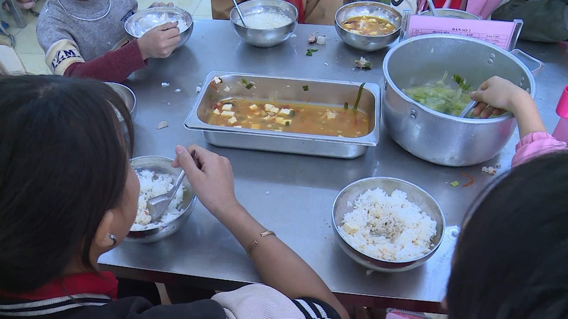  &quot;Vụ 11 học sinh ăn 2 gói mì tôm chan cơm ở Lào Cai&quot; đã có thêm thông tin mới - Ảnh 2.