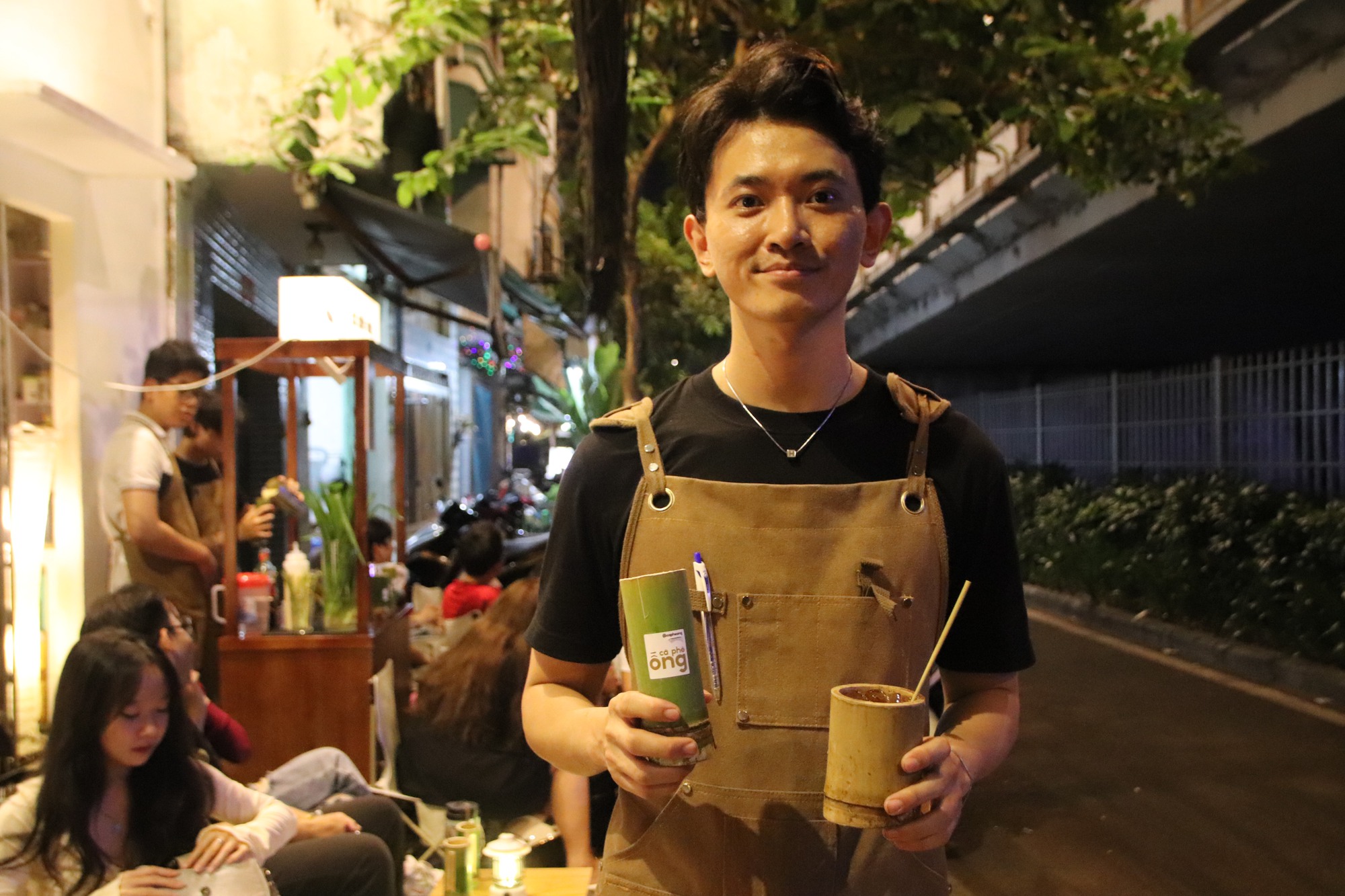 Bán cà phê đựng trong ống tre, mỗi ngày ông chủ GenZ ở Sài Gòn tất bật pha gần 250 ly  - Ảnh 1.