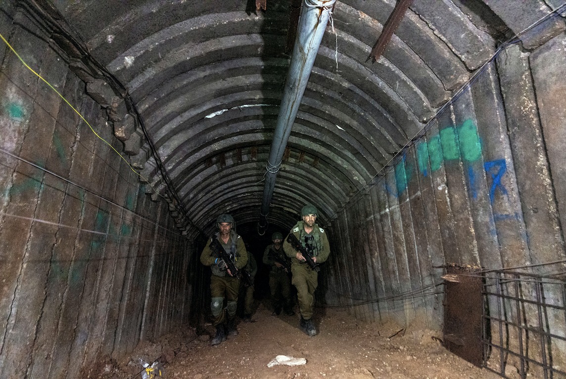 Hình ảnh báo chí 24h: Israel phát hiện đường hầm lớn nhất của Hamas ở Dải Gaza - Ảnh 2.