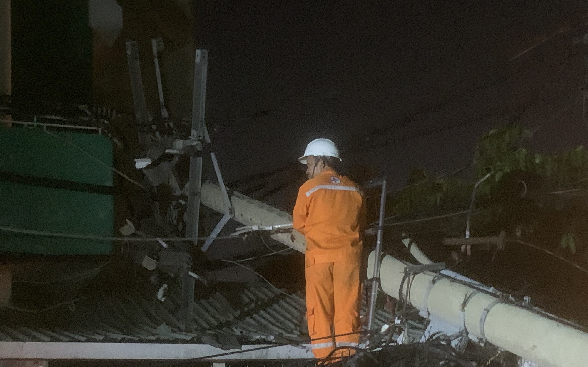 Trụ điện bất ngờ đổ sập đè vào mái nhà dân ở TP.HCM