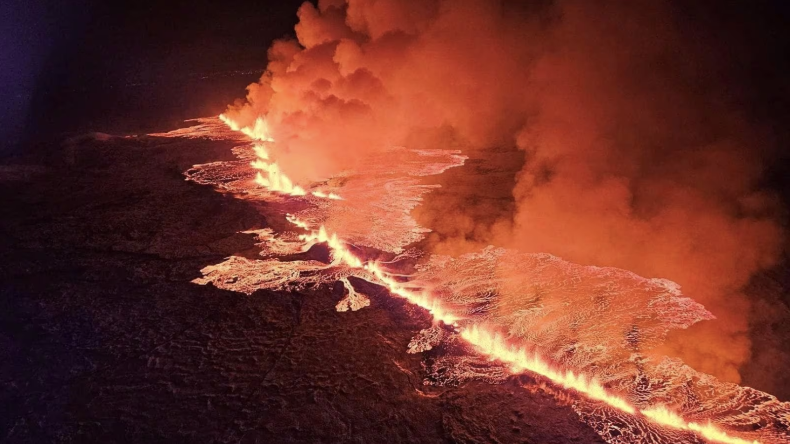 Cận cảnh dòng dung nham khi núi lửa ở Iceland phun trào dữ dội - Ảnh 2.