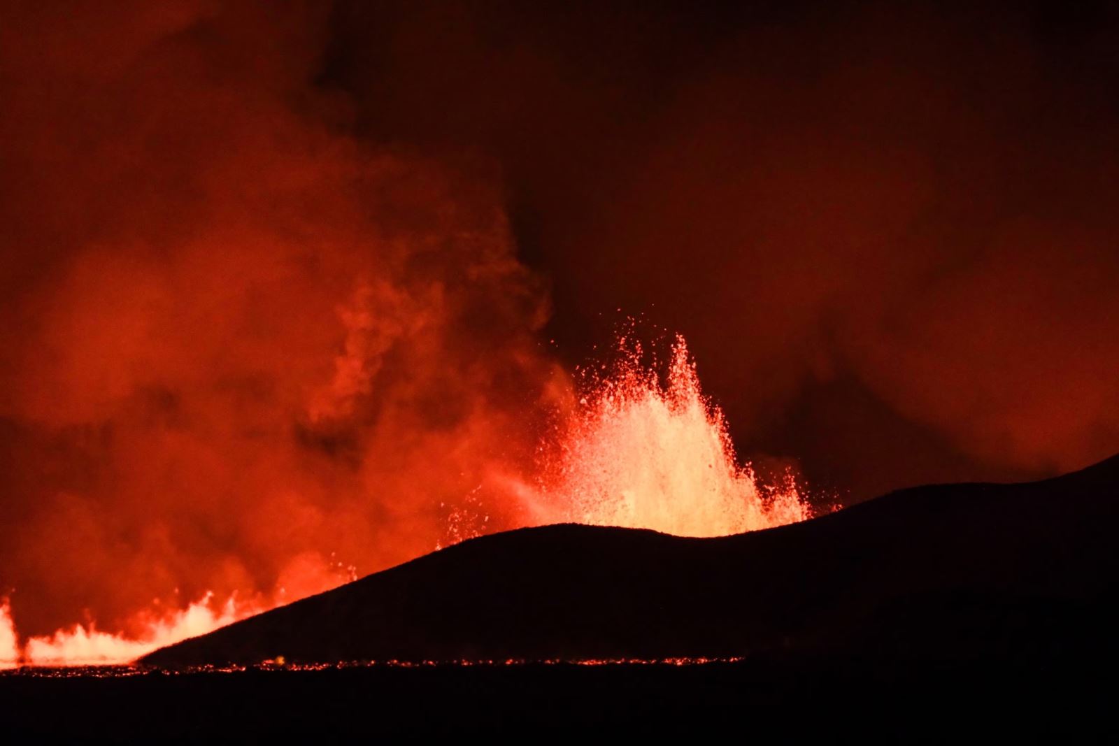 Cận cảnh dòng dung nham khi núi lửa ở Iceland phun trào dữ dội - Ảnh 1.