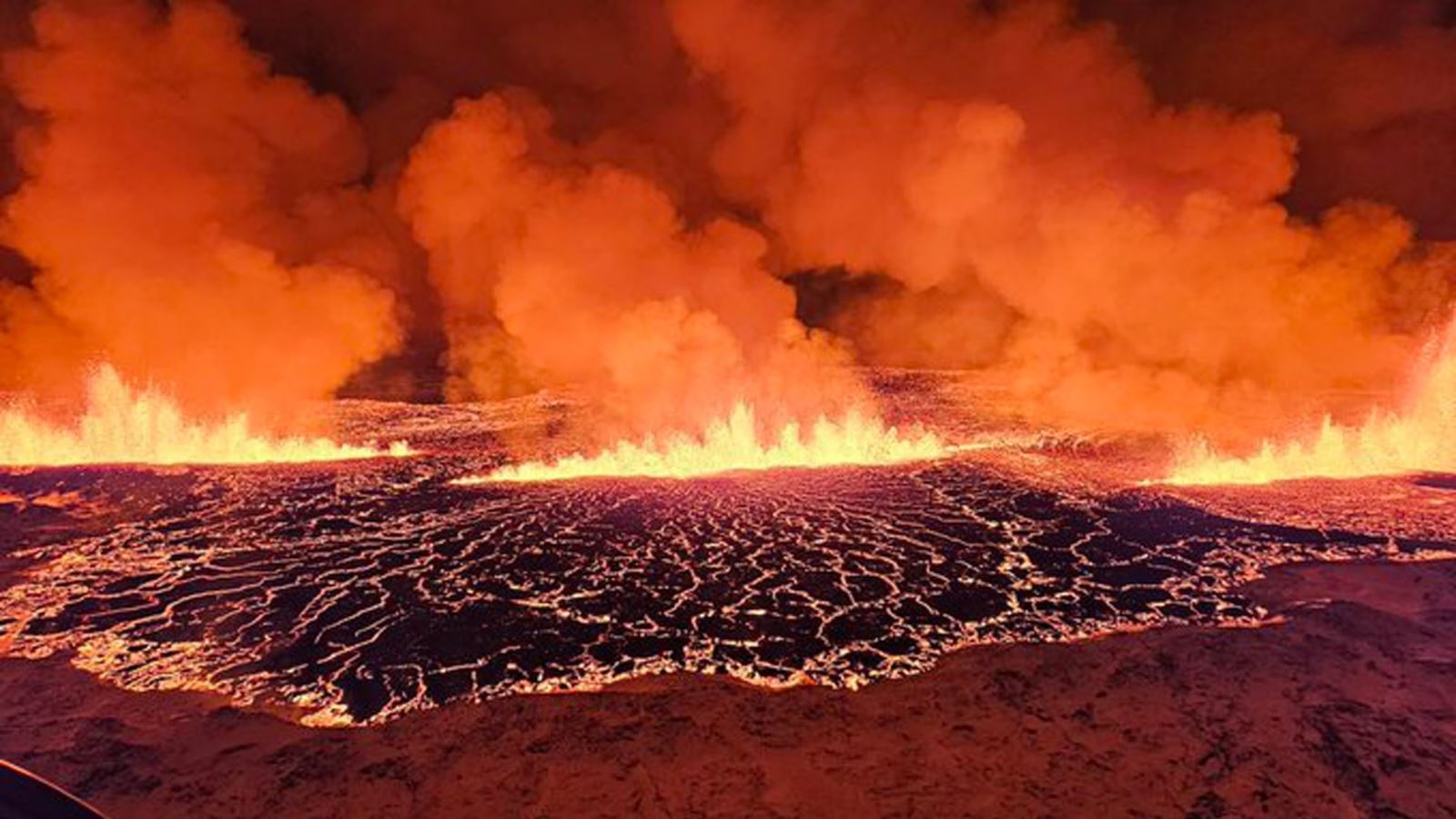 Cận cảnh dòng dung nham khi núi lửa ở Iceland phun trào dữ dội - Ảnh 4.