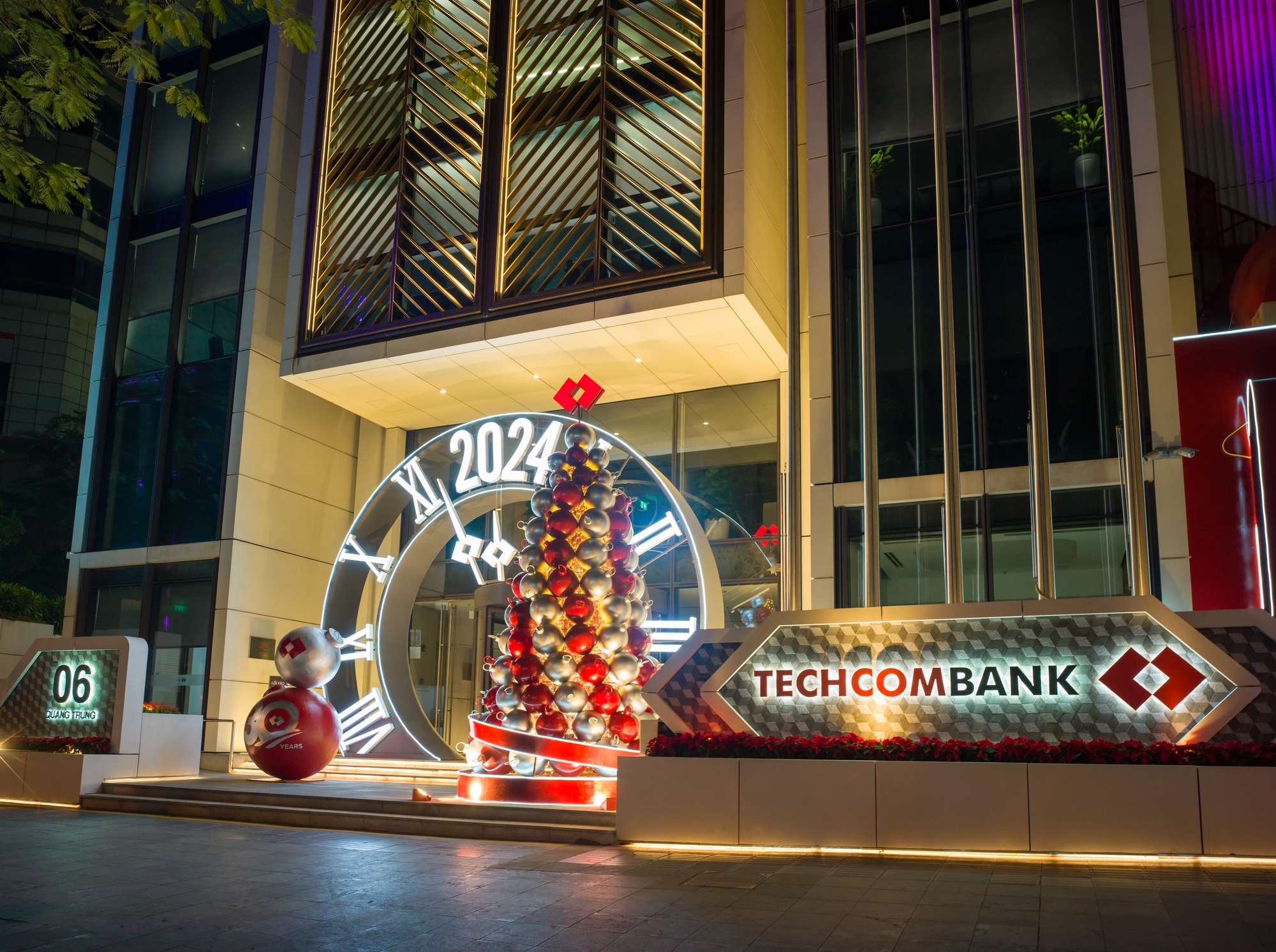 Techcombank làm sáng không gian với trang trí giáng sinh ấn tượng tại hai tòa nhà  - Ảnh 2.