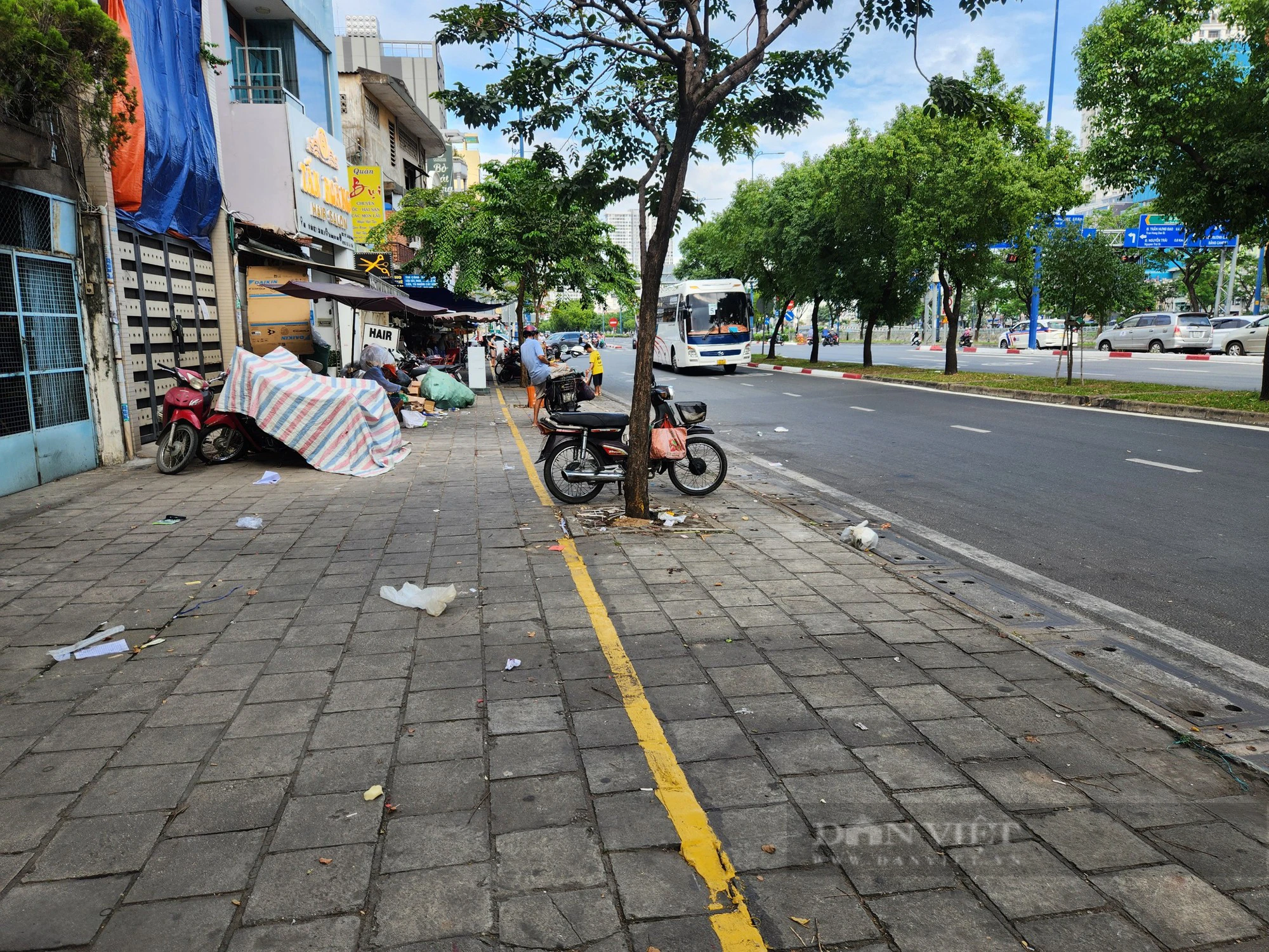 Những vạch kẻ phân chia vỉa hè cho thuê kinh doanh đầu tiên ở TP.HCM - Ảnh 4.