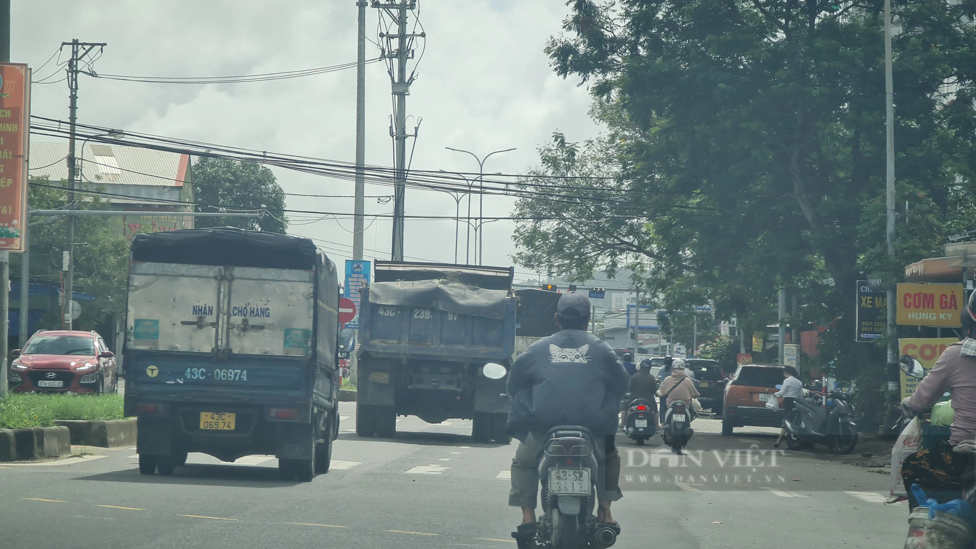Xe quá tải ngang nhiên tung hoành vào đường cấm tại Đà Nẵng - Ảnh 2.