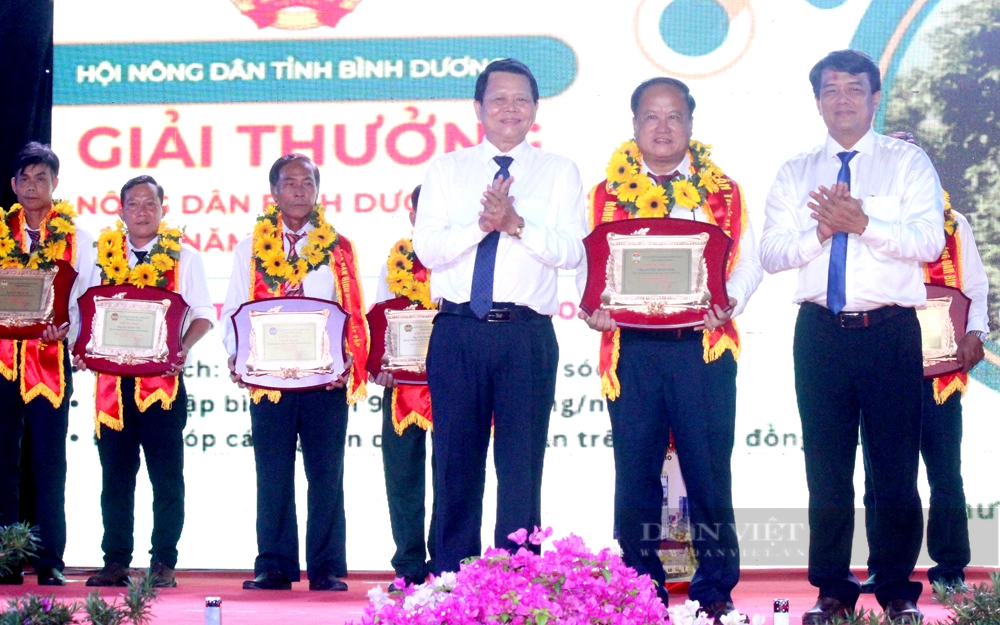 Lãnh đạo Trung ương Hội Nông dân Việt Nam và lãnh đạo tỉnh Bình Dương trao giải thưởng cho 11 Nông dân Bình Dương xuất sắc năm 2023 tại chuỗi sự kiện Lễ hội tôn vinh do Hội Nông dân Bình Dương tổ chức. Ảnh: Nguyên Vỹ