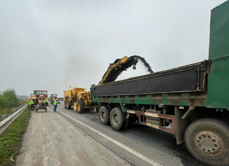 VEC dự chi hơn 200 tỷ đồng tu sửa mặt đường cao tốc Hà Nội - Lào Cai - Ảnh 2.