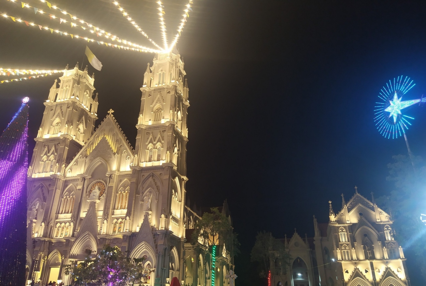 Nhà thờ kiến trúc Gothic tráng lệ ở Bà Rịa - Vũng Tàu mùa Giáng Sinh - Ảnh 14.