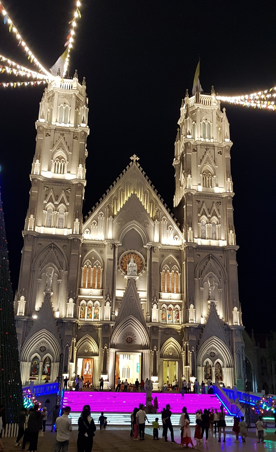 Nhà thờ kiến trúc Gothic tráng lệ ở Bà Rịa - Vũng Tàu mùa Giáng Sinh - Ảnh 1.