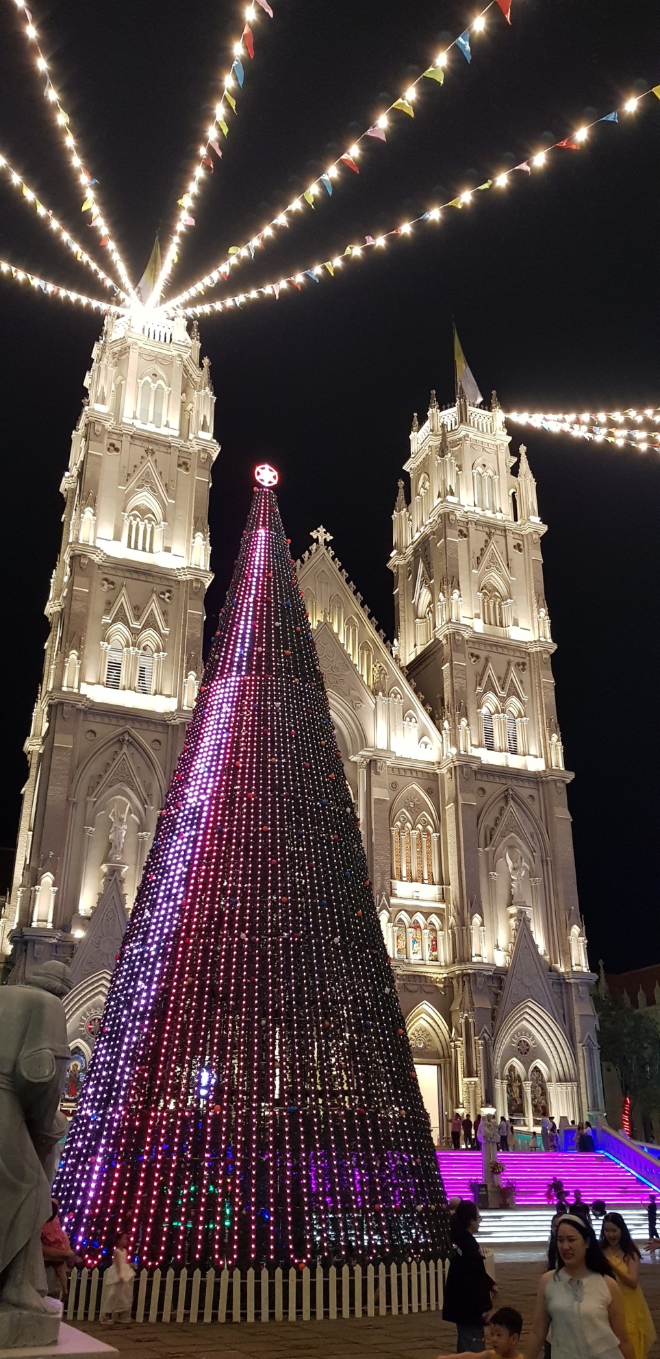 Nhà thờ kiến trúc Gothic tráng lệ ở Bà Rịa - Vũng Tàu mùa Giáng Sinh - Ảnh 8.