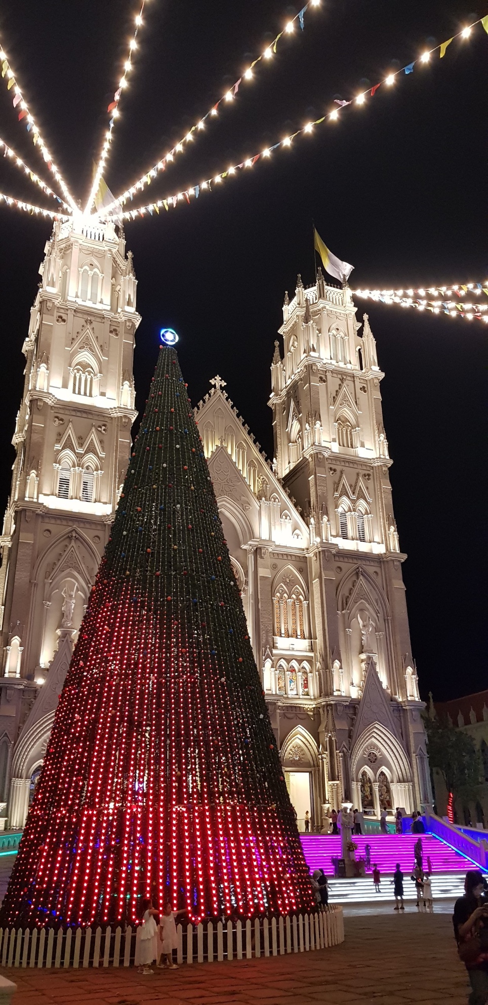 Nhà thờ kiến trúc Gothic tráng lệ ở Bà Rịa - Vũng Tàu mùa Giáng Sinh - Ảnh 2.