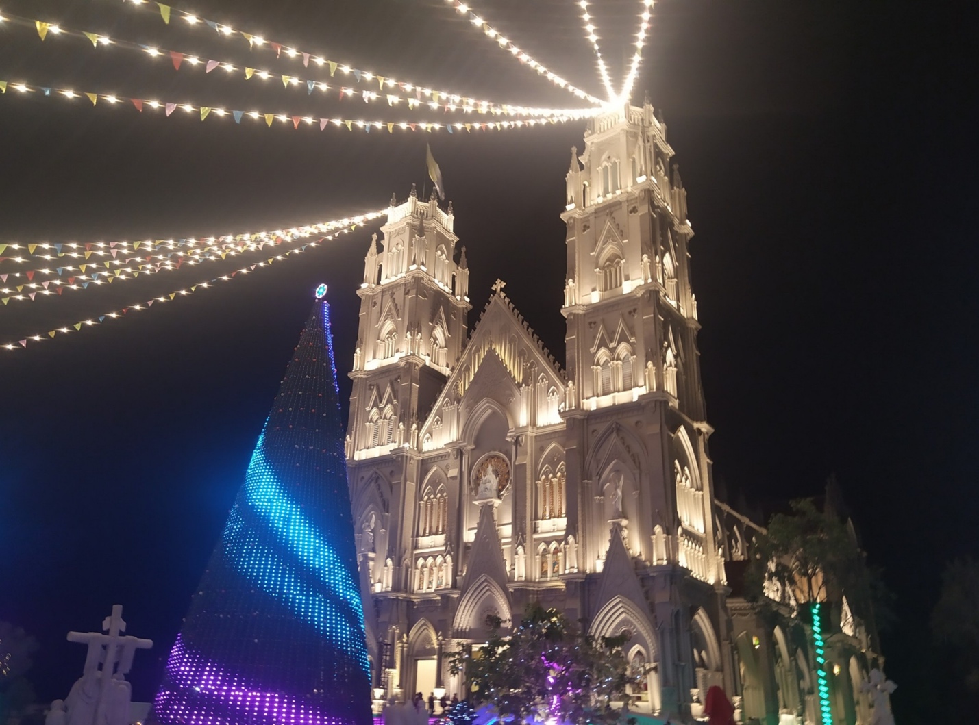 Nhà thờ kiến trúc Gothic tráng lệ ở Bà Rịa - Vũng Tàu mùa Giáng Sinh - Ảnh 12.