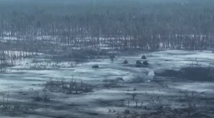 Tin nóng tiền tuyến: Ukraine phục kích tiêu diệt đoàn xe thiết giáp Nga trong rừng Synkivka ở Kupiansk - Ảnh 1.