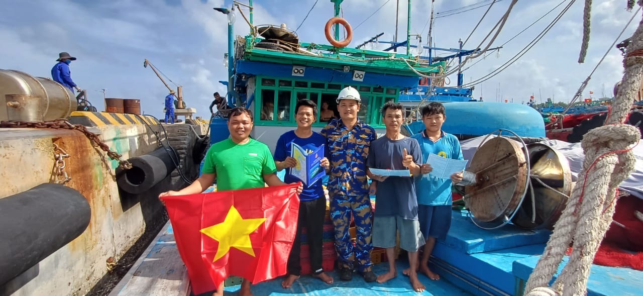Tặng cờ, hỗ trợ 3.000 lít nước ngọt cho ngư dân tỉnh Bình Định - Ảnh 1.