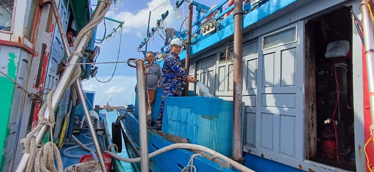 Tặng cờ, hỗ trợ 3.000 lít nước ngọt cho ngư dân tỉnh Bình Định - Ảnh 2.