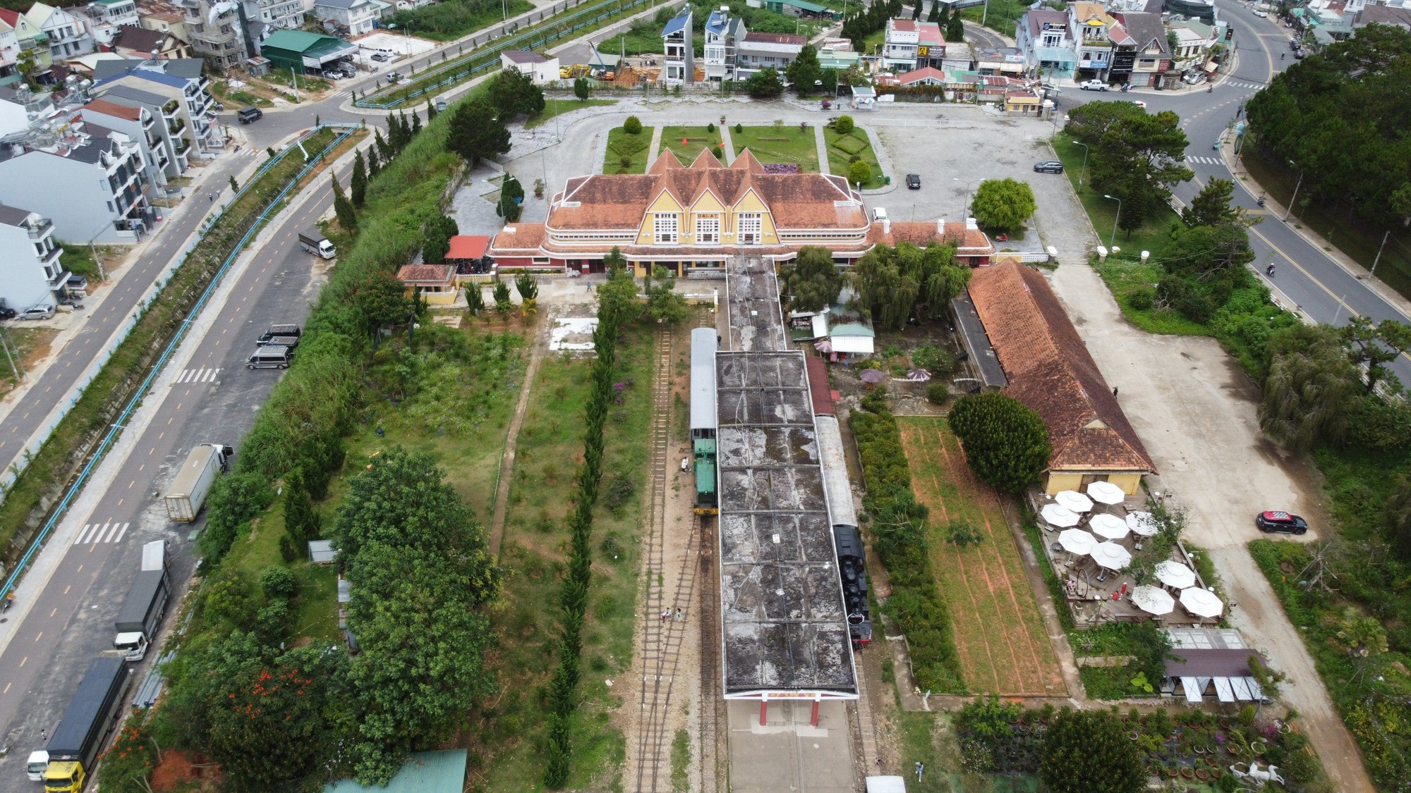 Cận cảnh tuyến đường sắt Đà Lạt – Trại Mát tỉnh Lâm Đồng đề nghị nâng cấp do xuống cấp nghiêm trọng - Ảnh 1.