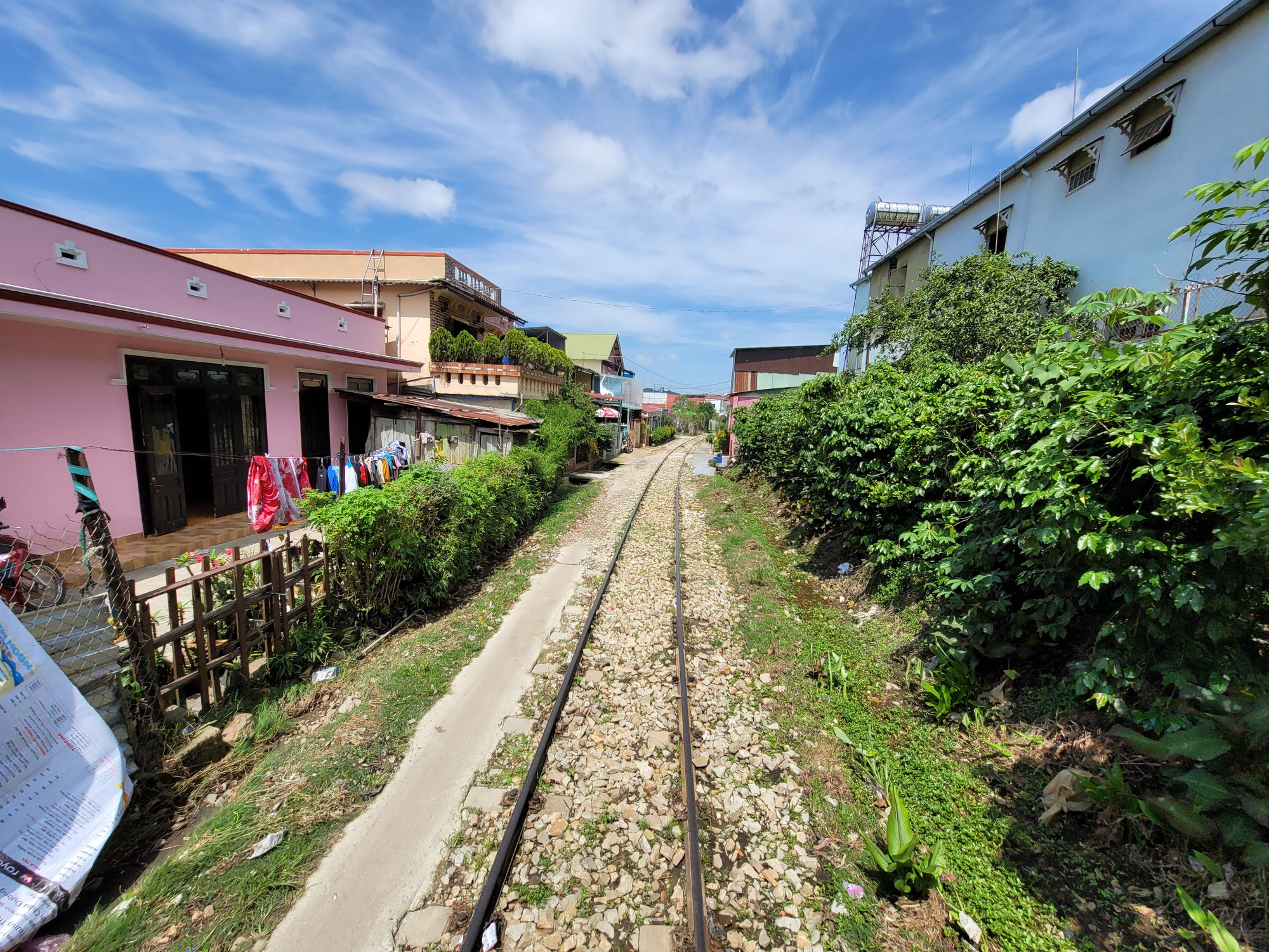 Cận cảnh tuyến đường sắt Đà Lạt – Trại Mát tỉnh Lâm Đồng đề nghị nâng cấp do xuống cấp nghiêm trọng - Ảnh 2.