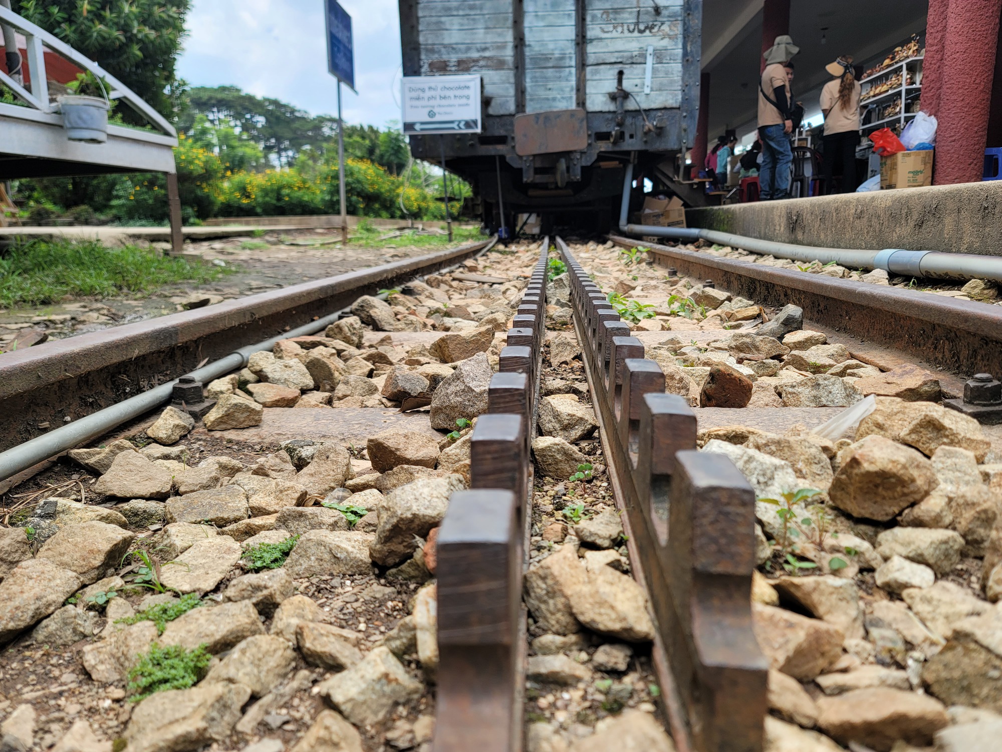 Cận cảnh tuyến đường sắt Đà Lạt – Trại Mát tỉnh Lâm Đồng đề nghị nâng cấp do xuống cấp nghiêm trọng - Ảnh 7.