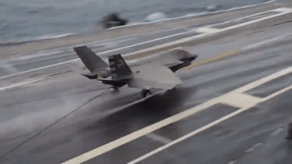 Sức mạnh tàu sân bay Mỹ vừa bị UAV Iran áp sát - Ảnh 11.