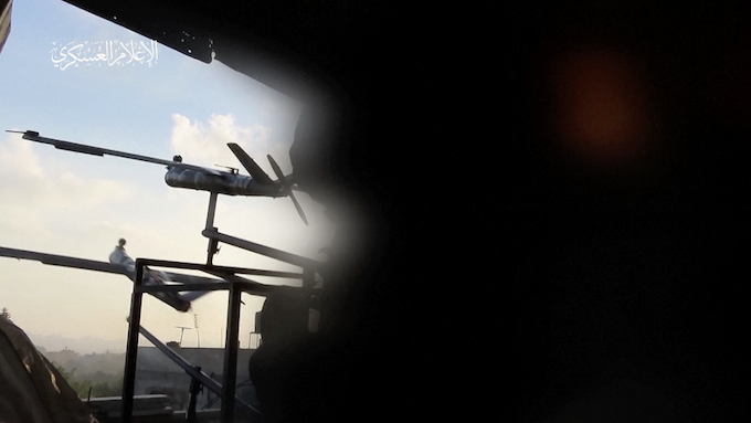Hamas tung video dùng máy bay không người lái tấn công xe tăng Israel ở Dải Gaza - Ảnh 1.