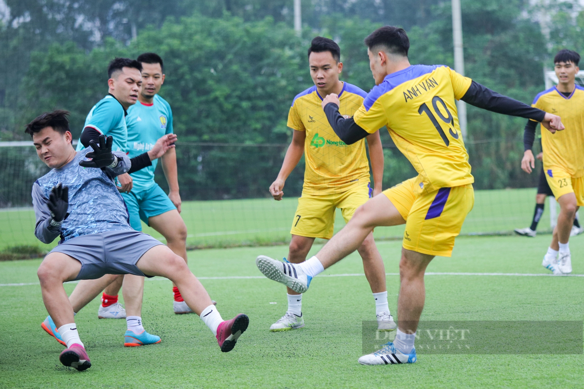 Lội ngược dòng ngoạn mục: Đội bóng Báo NTNN/Dân Việt giành vé vào chơi trận chung kết - Ảnh 4.