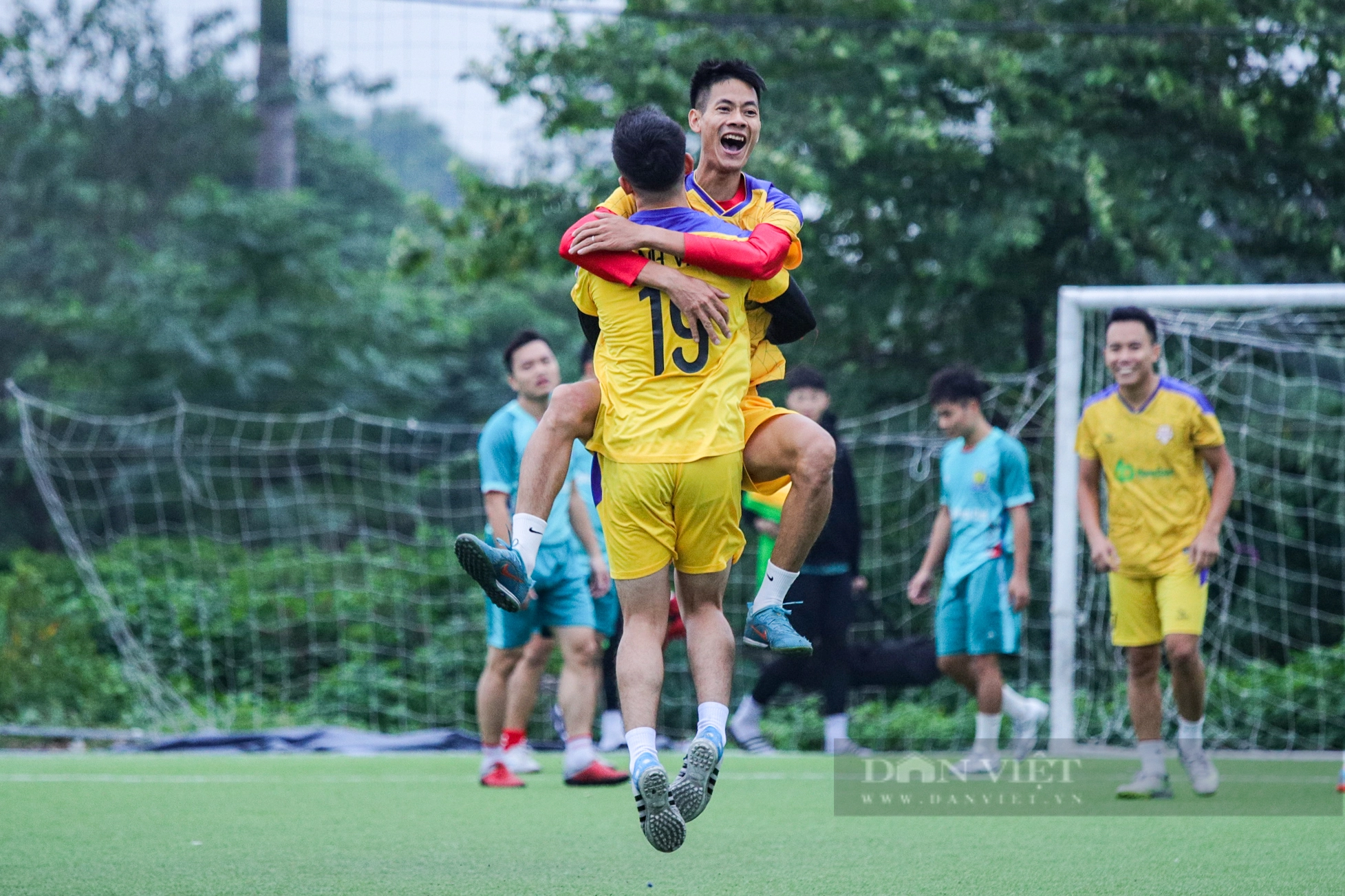 Lội ngược dòng ngoạn mục: Đội bóng Báo NTNN/Dân Việt giành vé vào chơi trận chung kết - Ảnh 7.