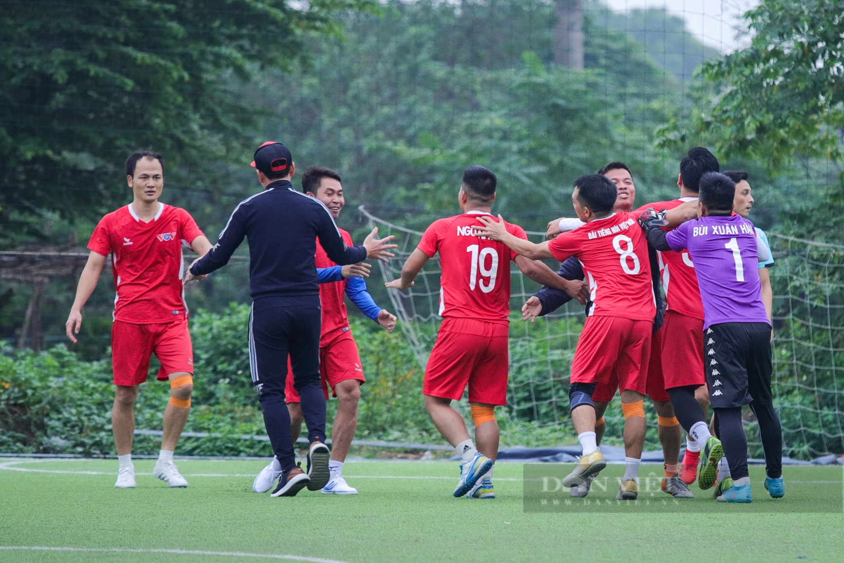 Lội ngược dòng ngoạn mục: Đội bóng Báo NTNN/Dân Việt giành vé vào chơi trận chung kết - Ảnh 12.