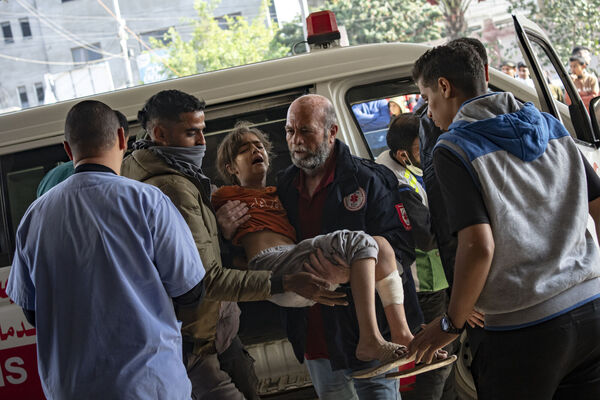 'Địa ngục' trần gian quay trở lại Gaza khi số người chết tăng cao vì mưa bom không ngừng dội xuống - Ảnh 1.
