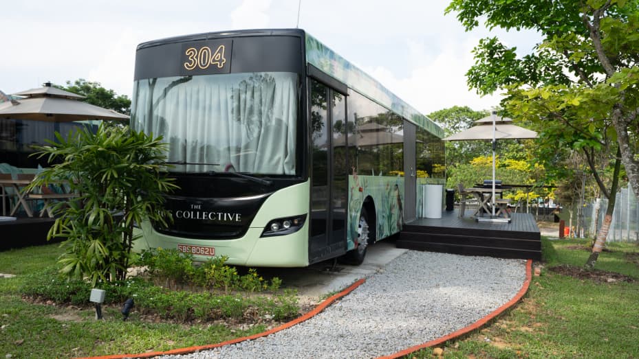 Biến bus cũ thành khách sạn hạng sang: Cách làm của Singapore - Ảnh 1.