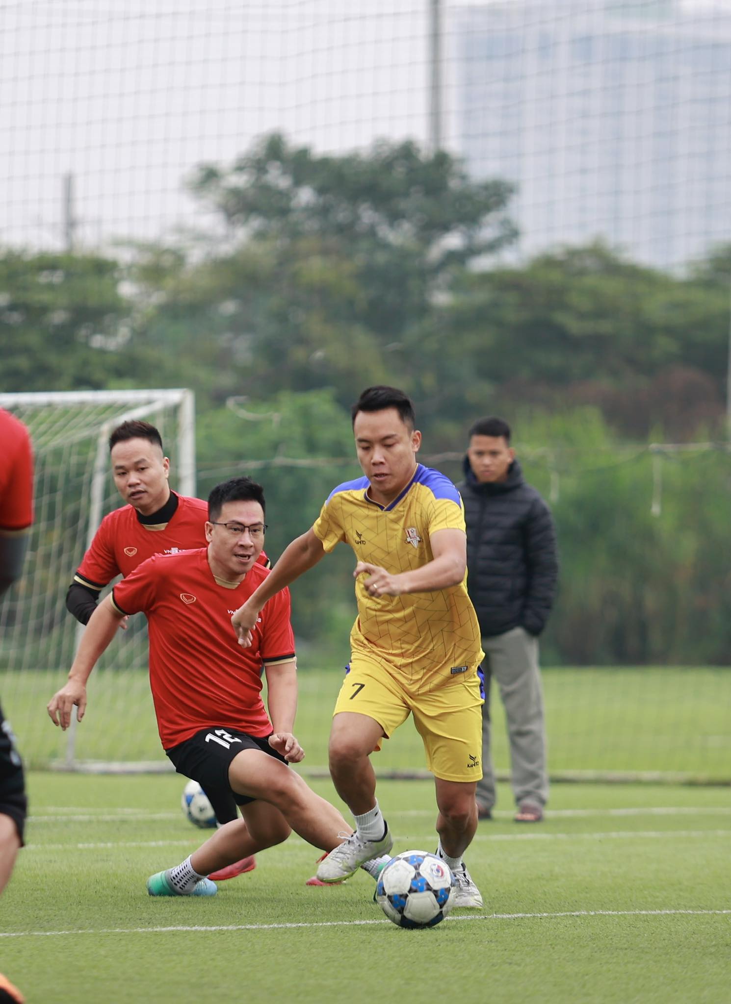Giải bóng đá Báo NTNN/Dân Việt lần thứ 14 - Tranh cúp Mùa Thu năm 2023: Xác định 2 cặp bán kết - Ảnh 1.