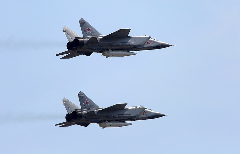 Tiêm kích MiG-31I mang tên lửa Kinzhal gây áp lực liên tục cho nền kinh tế Ukraine - Ảnh 11.