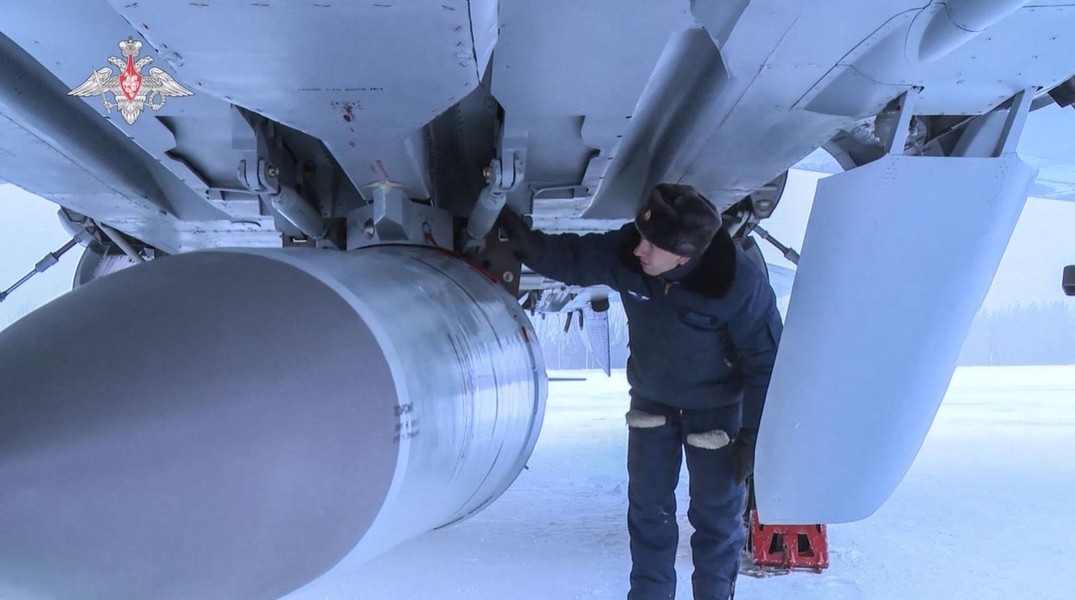 Tiêm kích MiG-31I mang tên lửa Kinzhal gây áp lực liên tục cho nền kinh tế Ukraine - Ảnh 3.