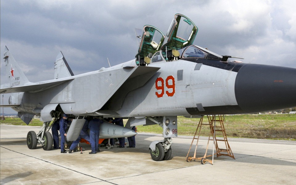 Tiêm kích MiG-31I mang tên lửa Kinzhal gây áp lực liên tục cho nền kinh tế Ukraine - Ảnh 6.
