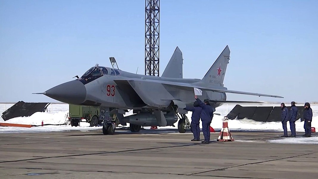 Tiêm kích MiG-31I mang tên lửa Kinzhal gây áp lực liên tục cho nền kinh tế Ukraine - Ảnh 9.