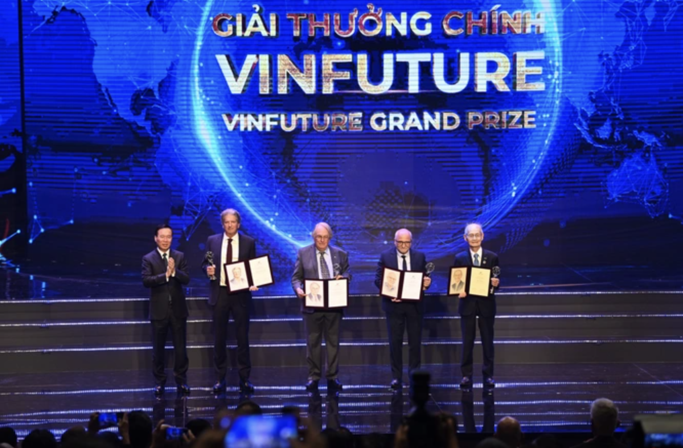 VinFuture 2023: 4 nhà khoa học phát minh pin mặt trời và lưu trữ bằng pin Lithium-ion đoạt Giải thưởng Chính 3 triệu USD - Ảnh 4.