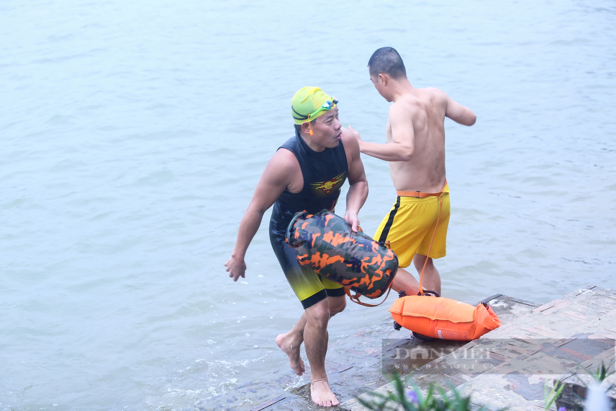 Bất chấp cái lạnh "thấu xương" của Hà Nội, nhiều người vẫn tắm ở sông Hồng- Ảnh 2.